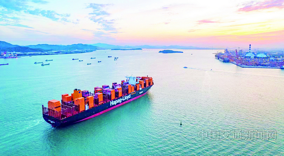 厦门港首次实现三艘20万吨级超大型集装箱船同时靠泊作业