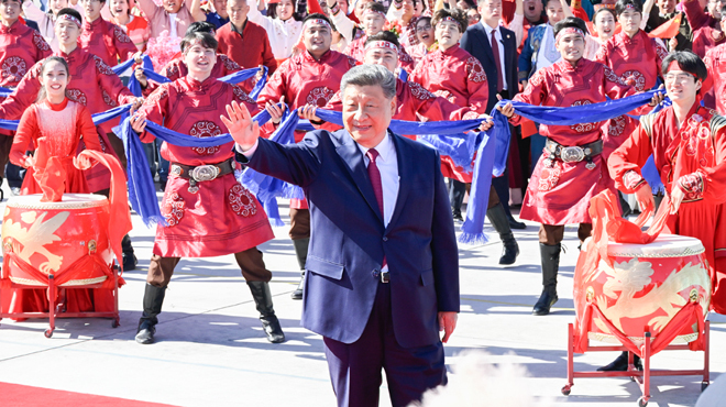 习近平在出席新疆维吾尔自治区成立70周年庆祝活动后返回北京
