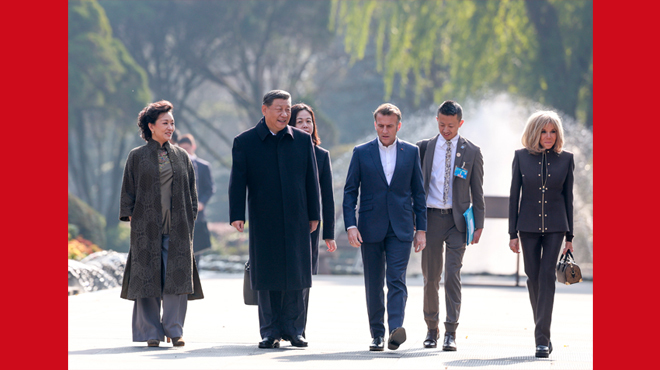 习近平同法国总统马克龙在成都进行友好交流