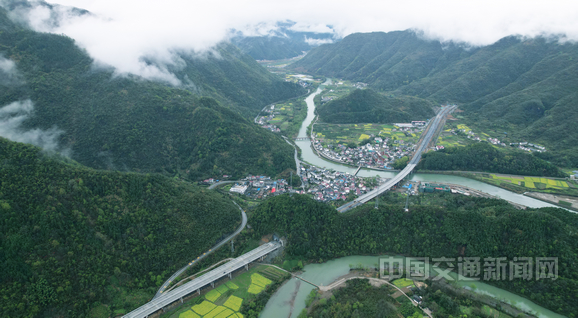 池祁高速路面施工