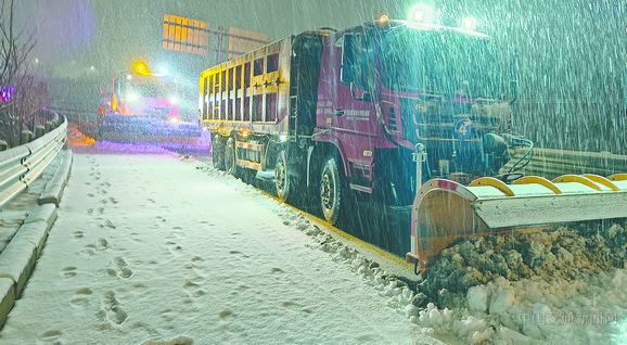随下随清除雪抢通接力护送