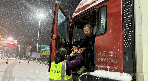 风雪中守护春运回家路
