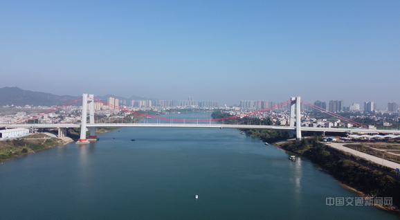 广西第一座公路钢箱梁悬索桥建成通车