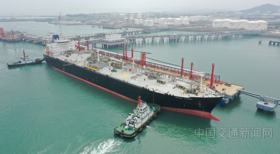 中国香港籍货轮"宁波"轮在福建省湄洲湾港肖厝港区鲤鱼尾作业区4号泊