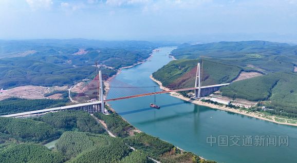 广西武宣至忻城高速公路黔江特大桥顺利合龙