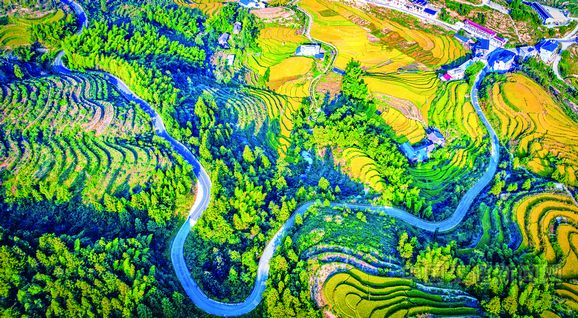 湖南怀化农村公路成为乡村风景线