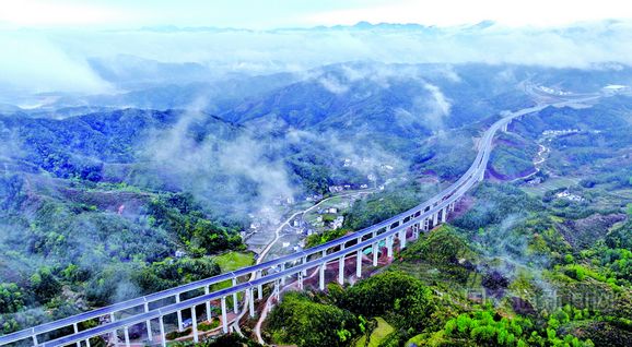 遂大高速公路控制性工程上犹江特大桥合龙在即