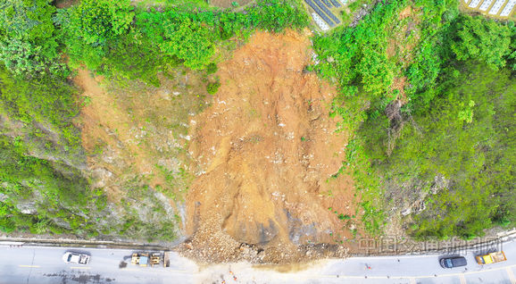 公路部门闻汛而动抢通阻断路段