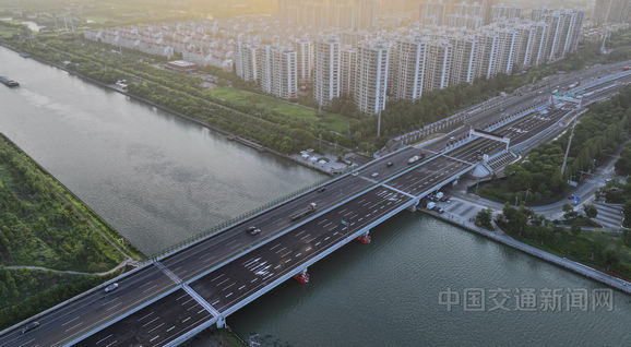 新浏河大桥“6拓8”改扩建工程完成