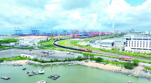 2025年西部陆海新通道班列发送集装箱货物量突破100万标箱