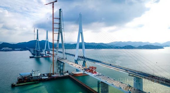 浙江宁波市域铁路象山港跨海大桥南侧边跨顺利合龙