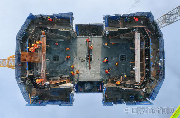 武荆宜高速公路控制性工程——汉江特大桥主塔正式封顶