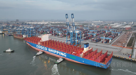 广西北部湾港迎建港以来最大集装箱船舶