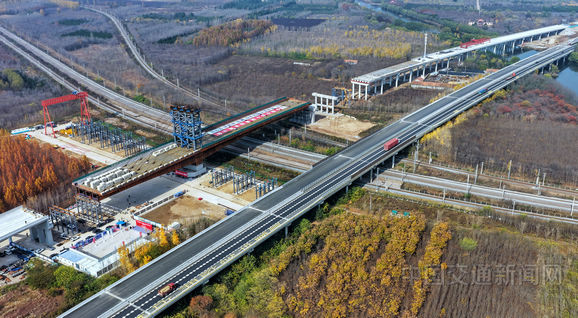 沈海高速改扩建上跨胶济、胶新铁路立交桥钢箱梁完成转体施工