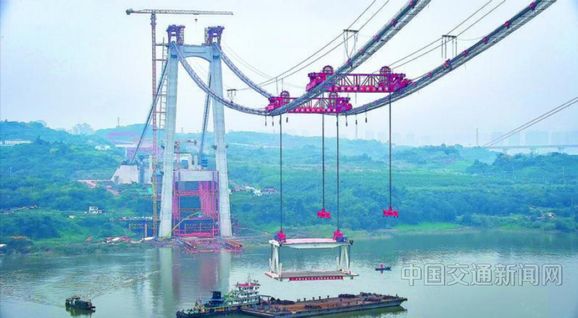黄桷沱长江大桥首节钢桁梁吊装完成