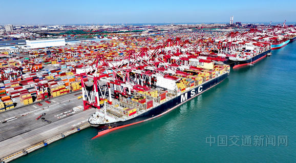 青岛港今年货物吞吐量累计突破7亿吨