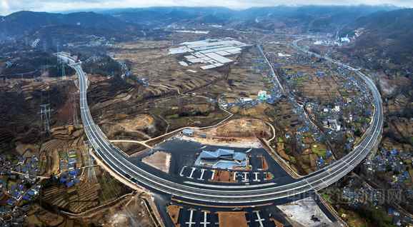 四川大小凉山首迎全天候通行高速公路