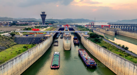 西江船闸联合调度2025年过货量突破5亿吨