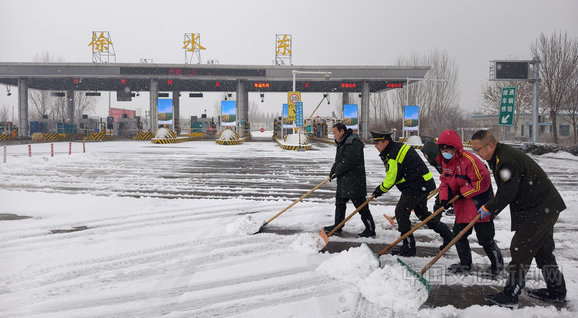 京石高速公路徐水东收费站工作人员及时清扫积雪