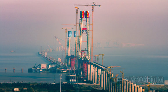 杭州湾跨海大桥北航道桥8号主塔成功封顶