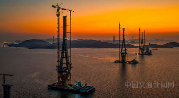 宁波舟山港六横公路大桥二期工程3座钻石形主塔全部封顶