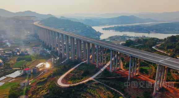 呼北高速公路湖南新化至新宁段建成通车