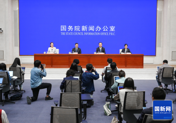 国新办举行新闻发布会 介绍国庆假期出行服务保障有关情况.png